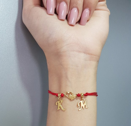 1043 BRANSOLETKA Z GRAWEREM inicjały literki złote z połączonymi sercami na sznureczku