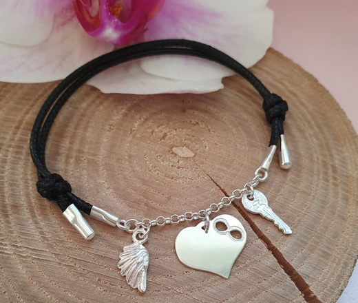 1151 bransoletka grawerowana srebrna na sznurku perełki naturalne serce