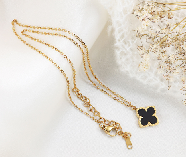 Naszyjnik z czarna koniczynką 1774