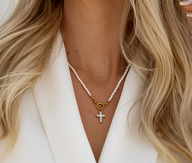 naszyjnik z krzyżem z masy perłowej i perłami 1830