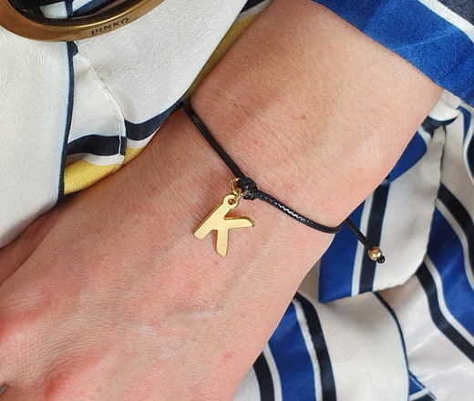 1116 bransoletka z dowolną literką, złota na sznureczku s. 925