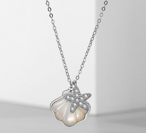 1064/28 Naszyjnik srebrny 925, muszelka z masą perłową i rozgwiazdą