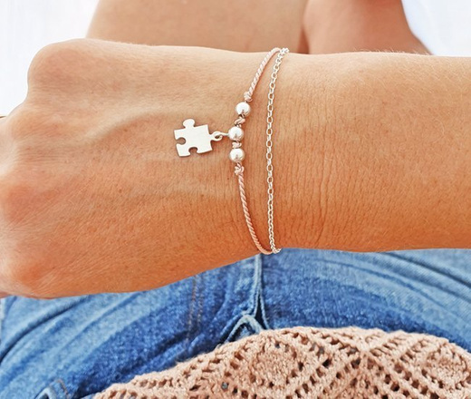 1193 bransoletka srebrna 925 z grawerem puzzel na jedwabnym sznureczku