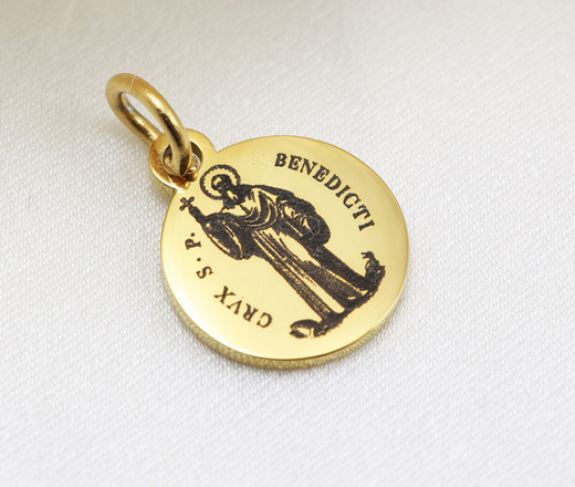 Naszyjnik z medalikiem dwustronnym Święty Benedykt, krzyż benedyktyński pozłacany 1810