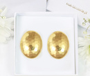 1726/1 masywne kolczyki złocone w kształcie młotkowanego owalu