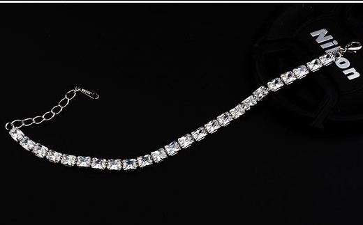 Br 599/65 delikatna BRANSOLETKA ślubna z postokątnymi cyrkoniami