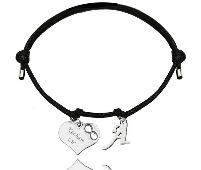 BR984 BRANSOLETKA z grawerem na sznureczku stópki serce inicjał literka