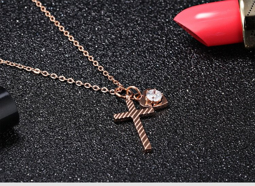 Nk 599/714 NASZYJNIK ze stali krzyżyk różowe złoto celebrytka