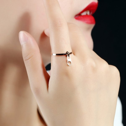 599/958 pierścionek zamek stalowy różowe złoto