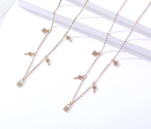 1064/14 Naszyjnik żółte złoto z kłódką, koniczynką kluczykiem delikatny