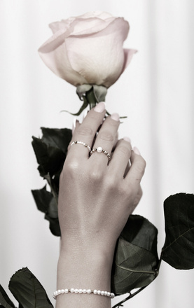 1500 pierścionek srebrny z perełkami elastyczny