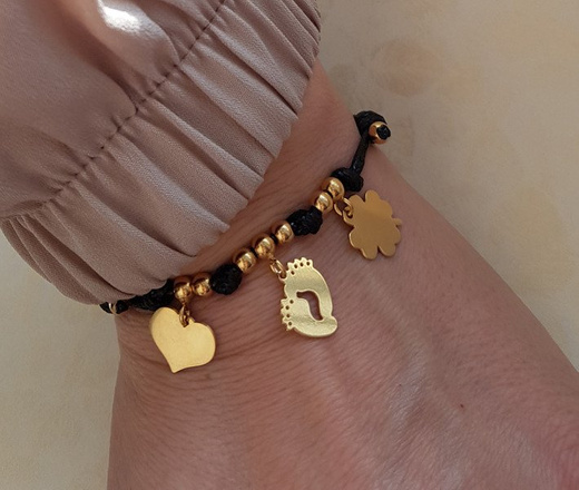 1058 BRANSOLETKA Z GRAWEREM złota na sznureczku serce stópki