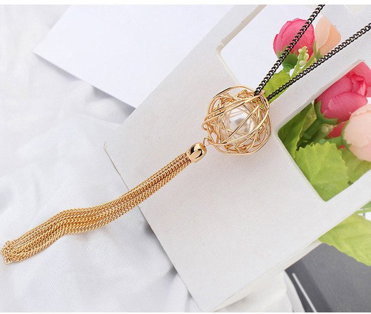 Nk 599/628 NASZYJNIK złoty,czarny łańcuszek i perła ozdabiana złotym drucikiem oraz frędzelkami z łańcuszków