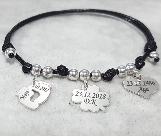 1002M BRANSOLETKA Z GRAWEREM srebrna na sznurku serce, miś, stópki