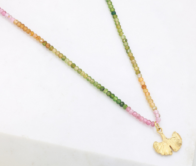 Naszyjnik z miłorząbem japońskim i kamieniami naturalnymi (turmalin) 1799/2