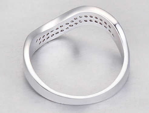 P599/438 PIERŚCIONEK obrączka fala cyrkonie roz. 17