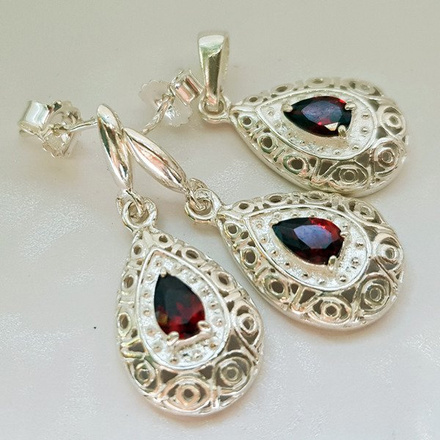 480/74 komplet srebrny łezki z cyrkoniami rubinowymi