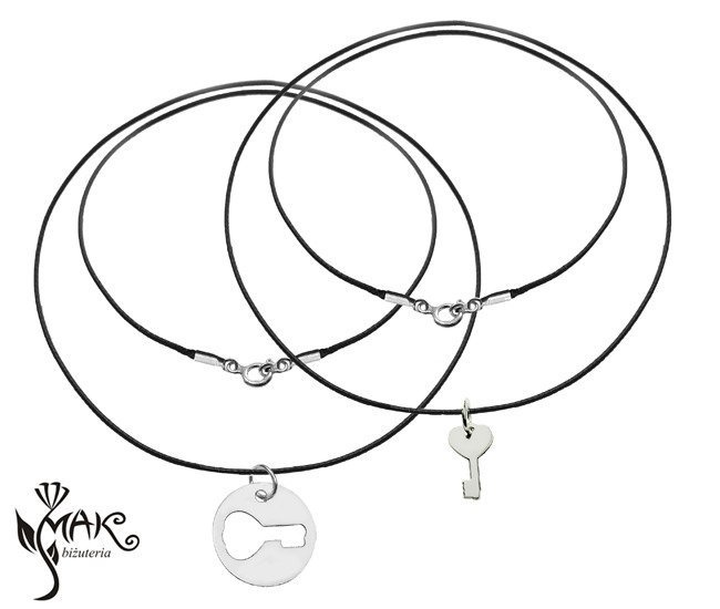 Nk908 NASZYJNIKI Z GRAWEREM  DLA PARY KOMPLET kółko kluczyk