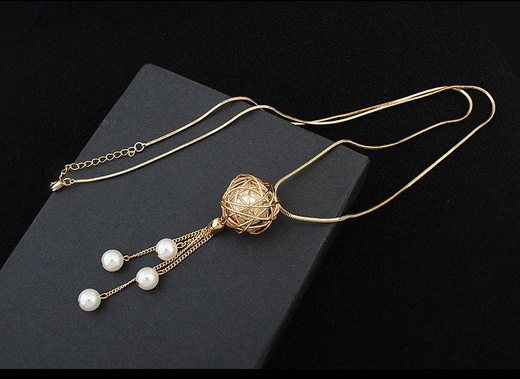 Nk 599/631 NASZYJNIK złoty, złoty łańcuszek i perła ozdabiana złotym drucikiem oraz frędzelkami z łańcuszków i perłami