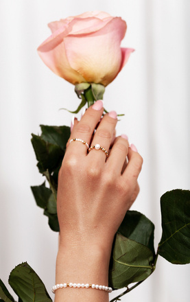 1500 pierścionek pozłacany z perełkami elastyczny