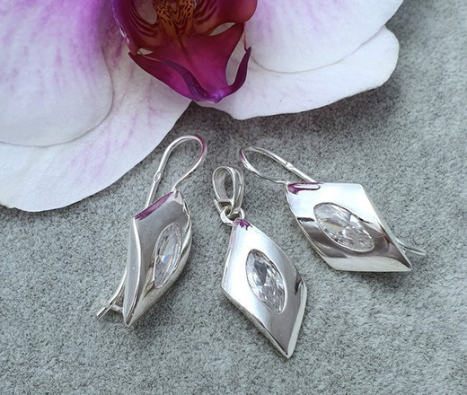 480/351 Komplet srebrny 925, romby z cyrkonią kolczyki, wisiorek .