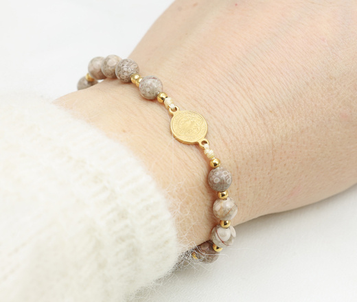 Bransoletka różaniec z Krzyżem Benedyktyńskim kremowy stal złocona 1877/5