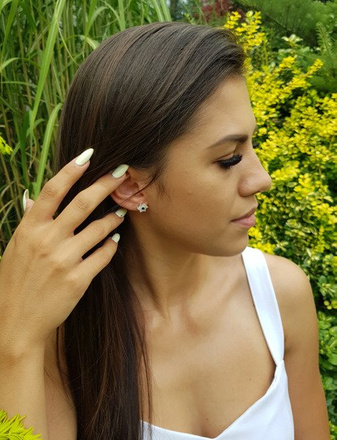 480/106 kolczyki srebrne kwiatki z granatową cyrkonia