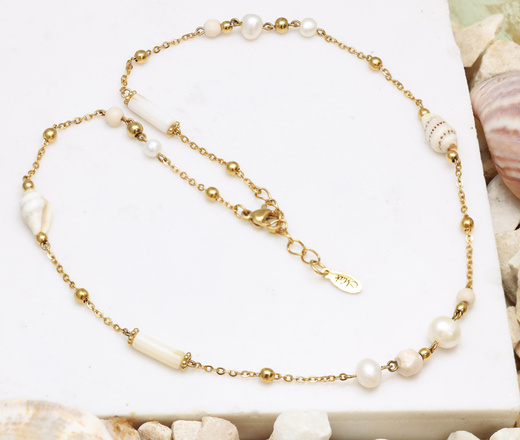 naszyjnik pozłacany z perłami, muszlami i kamieniami 1824