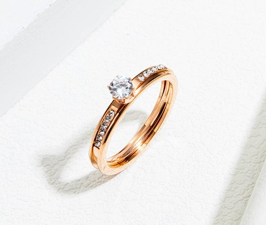 599/965 pierścionek z cyrkoniami stal różowe złoto