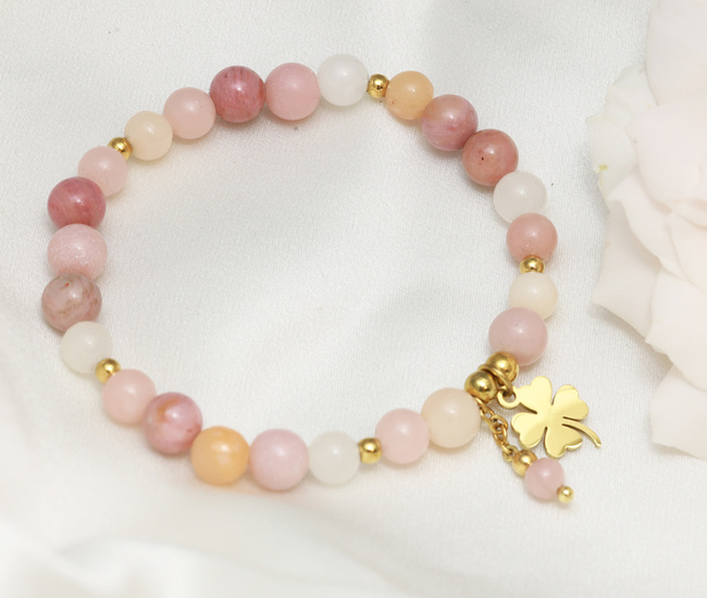 Różowa bransoletka z kamieniami naturalnymi z grawerem na gumce 1870