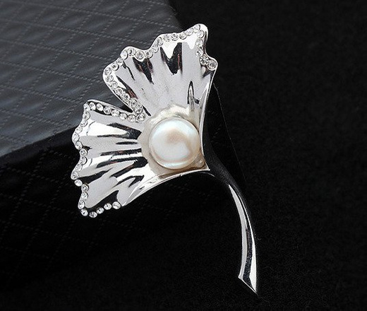 Br 599/883 BROSZKA białe złoto cyrkonie ginkgo biloba