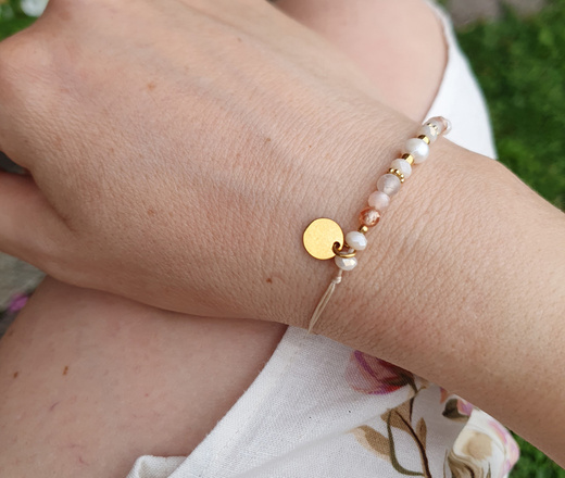 1673/5 bransoletka z kamieniami naturalnymi i grawerowanym kołeczkiem