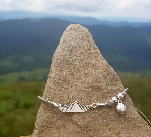 BR942 BRANSOLETKA z grawerem na sznureczku, górskie szczyty, góry.