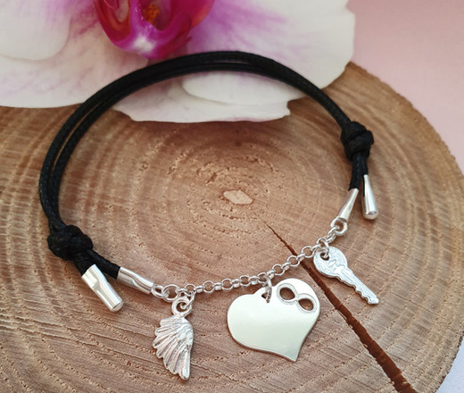 1151 bransoletka grawerowana srebrna na sznurku perełki naturalne serce