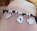 1002M  BRANSOLETKA Z GRAWEREM srebrna na sznurku serce, miś, stópki