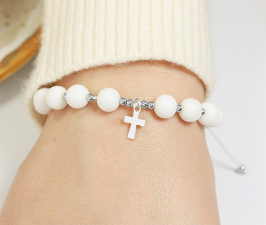 1571/13 bransoletka różaniec srebrna na sznureczku z porcelanowymi koralikami i krzyżem