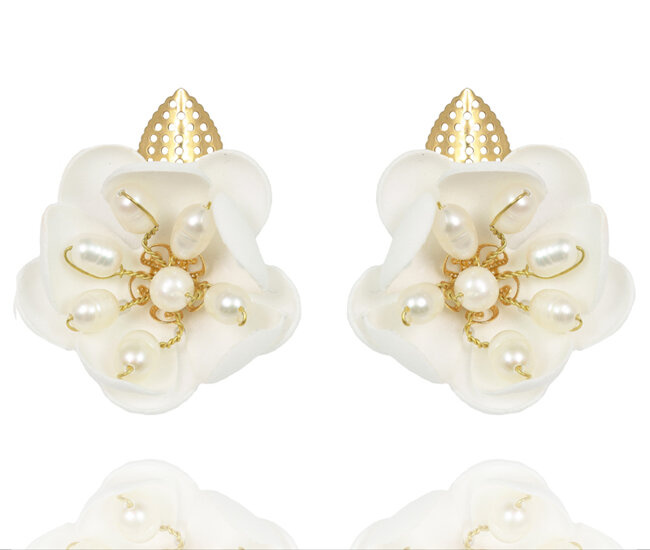 1666 kolczyki pozłacane perły z kwiatami krótkie