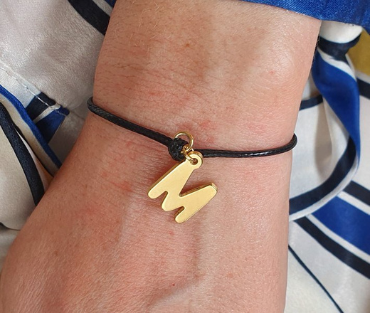 1116 bransoletka z dowolną literką, złota na sznureczku s. 925