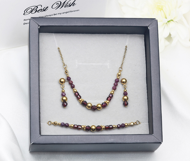 Elegancki burgundowy komplet złocony z granatem 1875/3