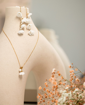 1665 naszyjnik pozłacany perły z kwiatami