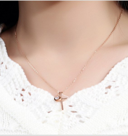 Nk 599/714 NASZYJNIK ze stali krzyżyk różowe złoto celebrytka