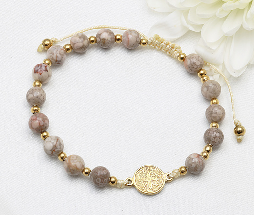 Bransoletka różaniec z Krzyżem Benedyktyńskim  kremowy stal złocona 1877/5