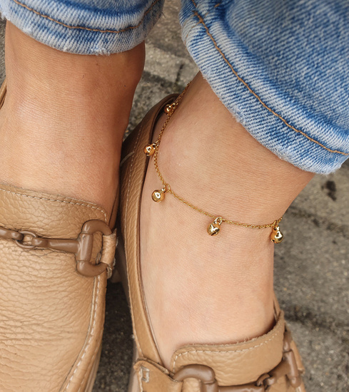 1071 bransoletka stalowa złota z kuleczkami dzwoniącymi na nogę