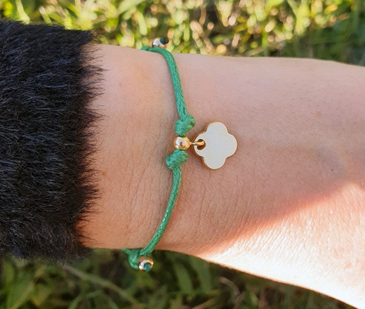 1102 BRANSOLETKA Z GRAWEREM złota koniczynka na sznureczku