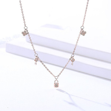 1064/12 Naszyjnik różowe złoto z kłódką, koniczynką kluczykiem delikatny