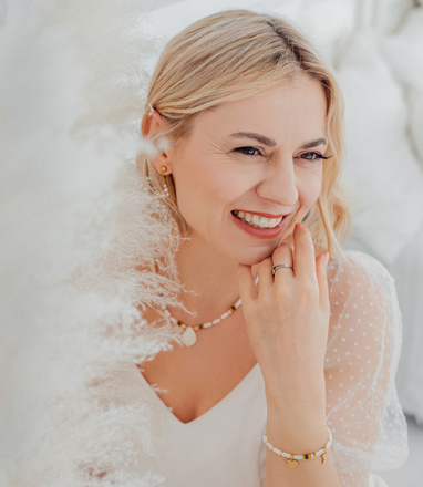 1691 kolczyki pozłacane na podwójnym łańcuszku perły