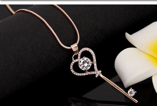 Nk 599/695 NASZYJNIK ze stali, klucz-serce wysadzane cyrkoniami, różowe złoto