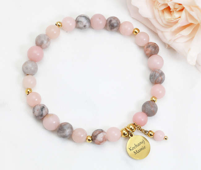 Różowa bransoletka z kamieniami naturalnymi z grawerem na gumce 1833