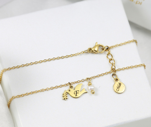 Zestaw prezentowy na Chrzest Św. bransoletka grawerowany z perełkami i gołębiem w pudełku 1798