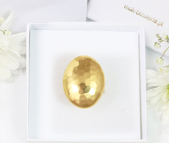 1726/1 masywny pierścionek złocony w kształcie młotkowanego owalu regulowany